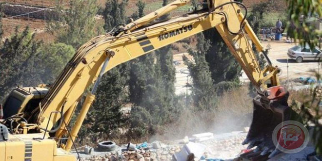 قوات الاحتلال تجبر فلسطينياً على هدم منزله في الأراضي الفلسطينية المحتلة (1948)