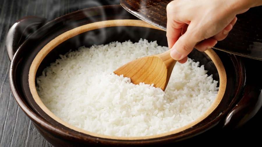 دراسة تحذر من خطورة طريقة شائعة في طهي الأرز