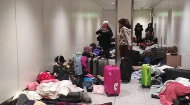 ثلوج تربك حياة البريطانيين.. فوضى بمطارات حول لندن