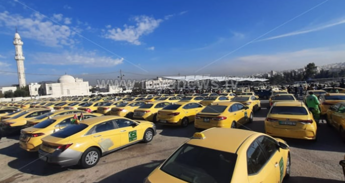 بالصور.. وقفة للتكسي الأصفر ضد ارتفاع أسعار الوقود