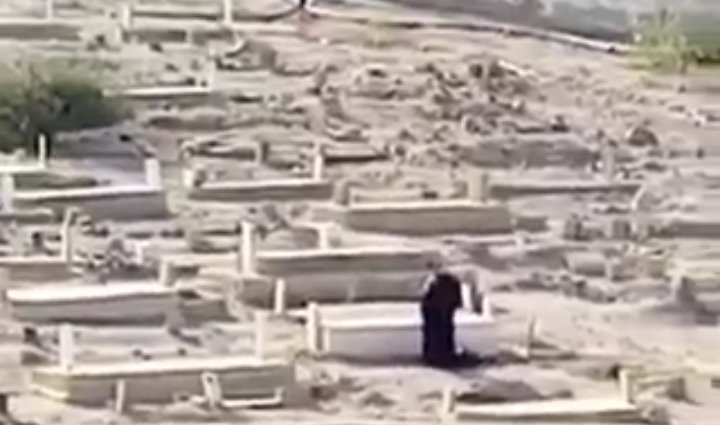 امرأة تضع سحرا في مقبرة بالعقبة_صور