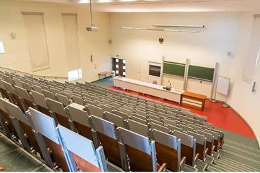 موجة انتقادات تجتاح مواقع التواصل بسبب حديث دكتور في محاضرة جامعية