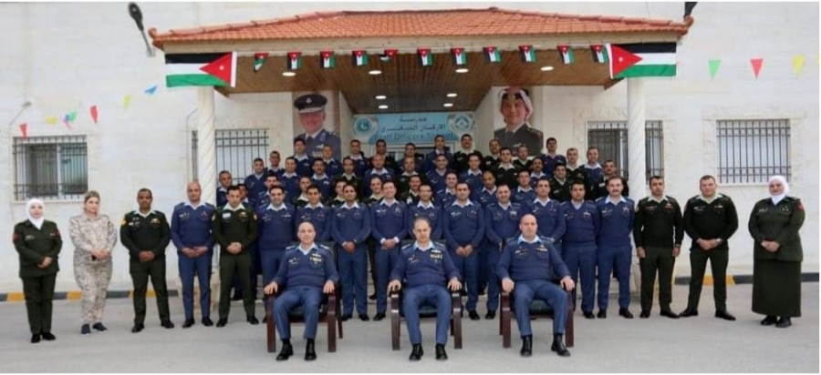 تخريج دورتي القيادة والأركان الصغرى وأساليب التدريب الجيد في قيادة سلاح الجو الملكي