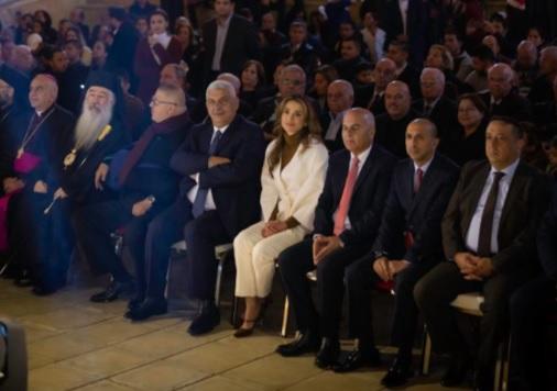 الملكة رانيا تشارك أهالي الفحيص بإضاءة شجرة عيد الميلاد