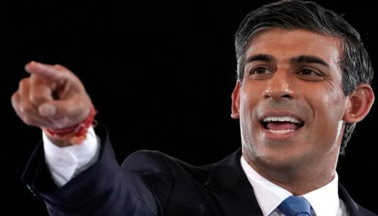 رئيس وزراء بريطانيا يتوعد اللاجئين