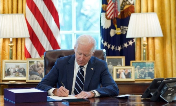 بايدن يوقع قانونا يحمي زواج المثليين