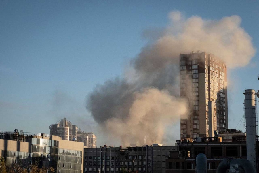 هجوم بطائرات مسيرة يلحق أضراراً بمبنيين إداريين بكييف