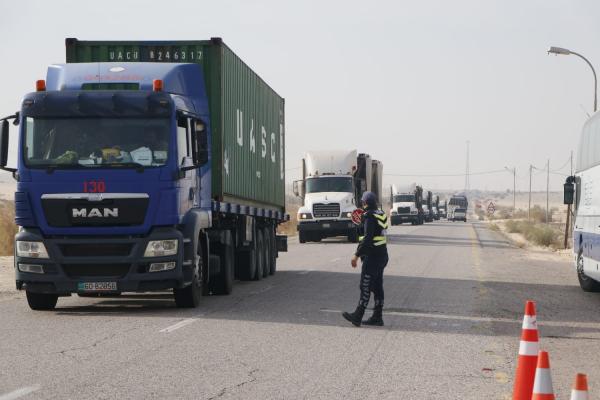 شاحنات شركات تعود للعمل وتكثيف أمني على الطرق لتأمينها