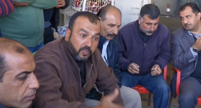 محافظ الطفيلة يلتقي سائقي نقل عام مضربين عن العمل