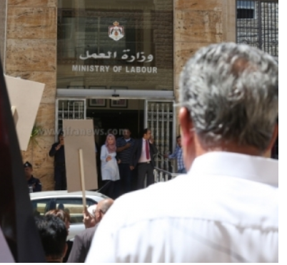 السورية والمصرية الأعلى بينها .. العمل تمنح تصاريح لجنسيات عربية مختلفة