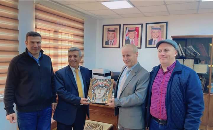 الرواجيح يسلم كتاب الفسيفساء من بلدية رافينا الايطالية الى عميد المعهد