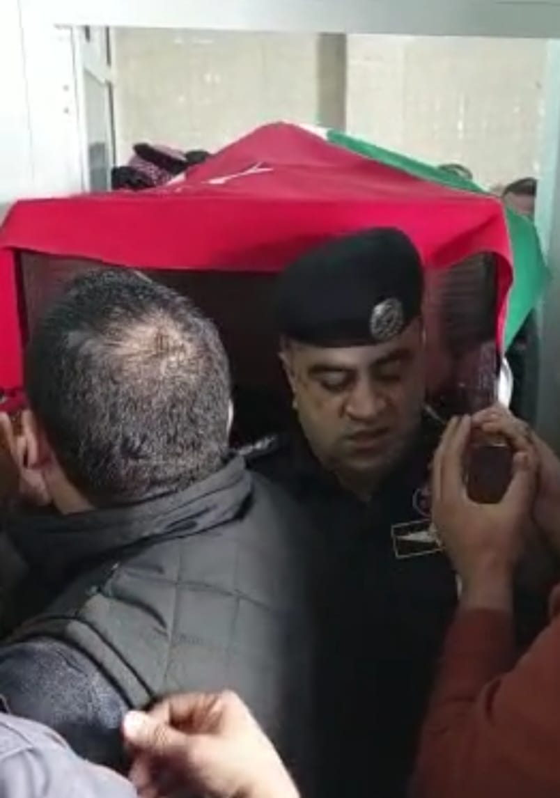 العقيد عامر السرطاوي يحمل نعش ابن دورته الشهيد الدلابيح