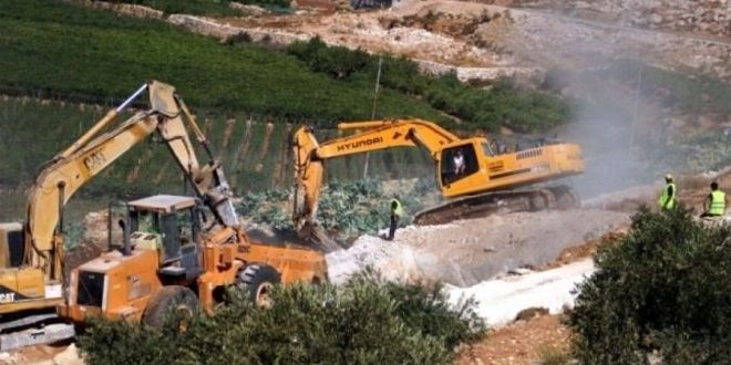 مستوطنون يجرفون أراضي الفلسطينيين جنوب غرب الخليل