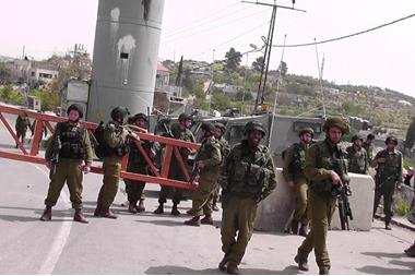 الاحتلال يغلق مداخل بلدة بيت أمر ومخيم الفوار