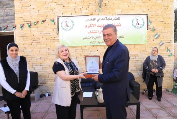 الحديد يفتتح بازار الشتاء لنادي المرأة