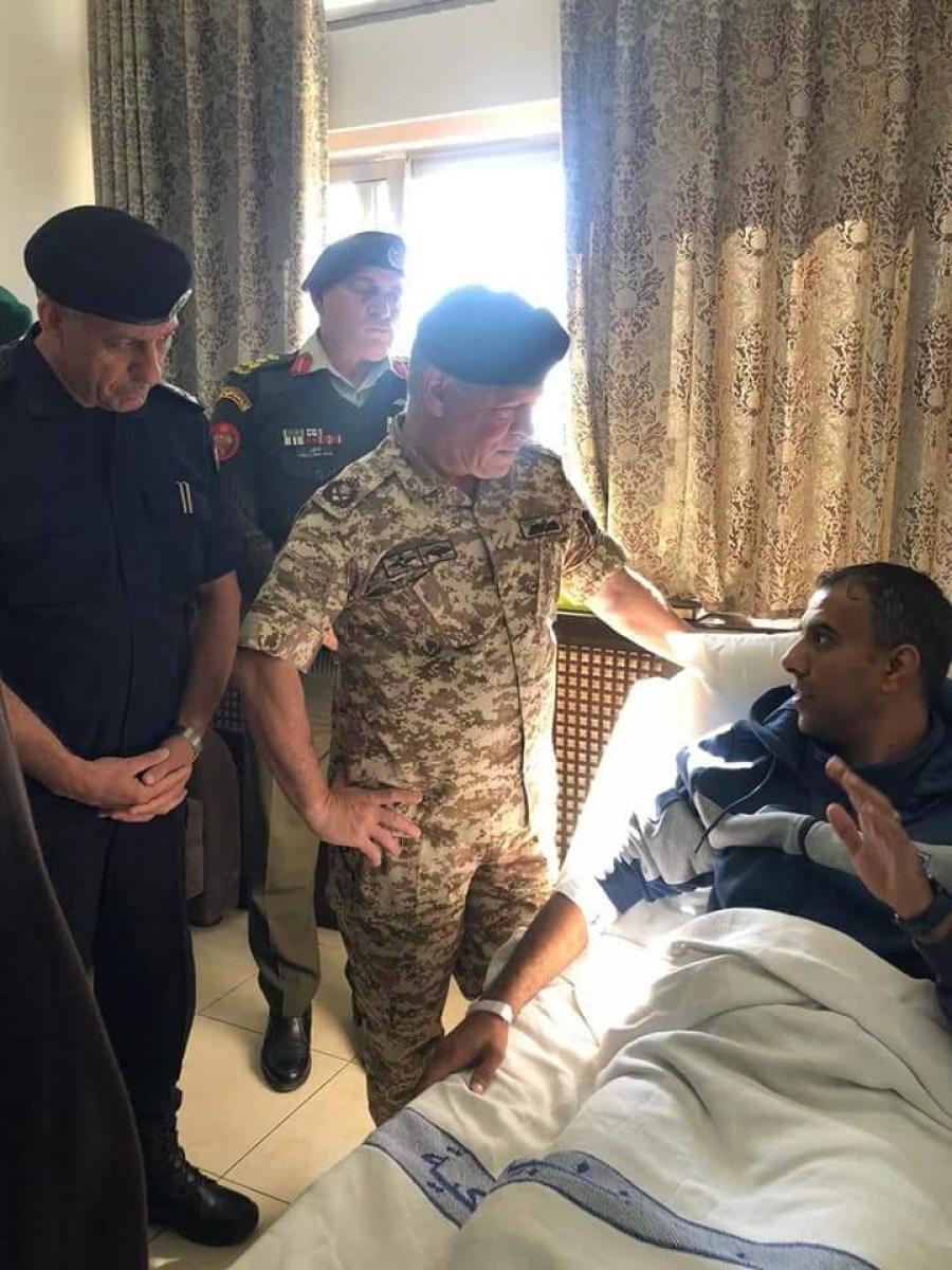 الملك يطمئن على ضباط مصابين في المدينة الحسين الطبية