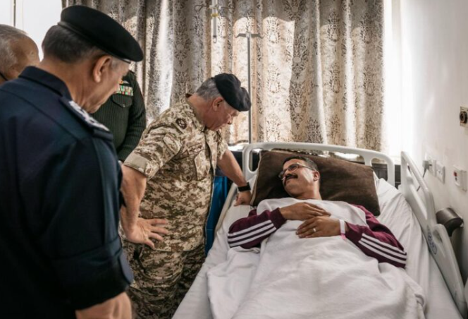 الملك يعود مصابي أحداث الحسينية في المدينة الطبية