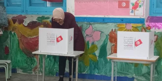 التونسيون يصوتون لاختيار أعضاء البرلمان الجديد