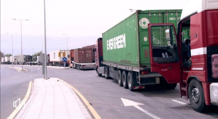 اقتصاديون: توقف حركة النقل بالشاحنات يعرقل التزويد