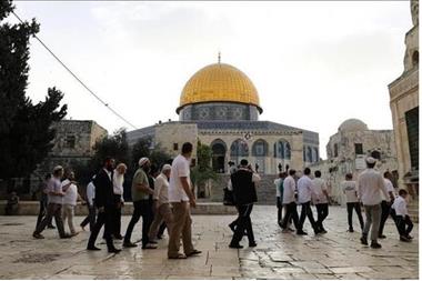 عشرات المستوطنين يقتحمون الأقصى
