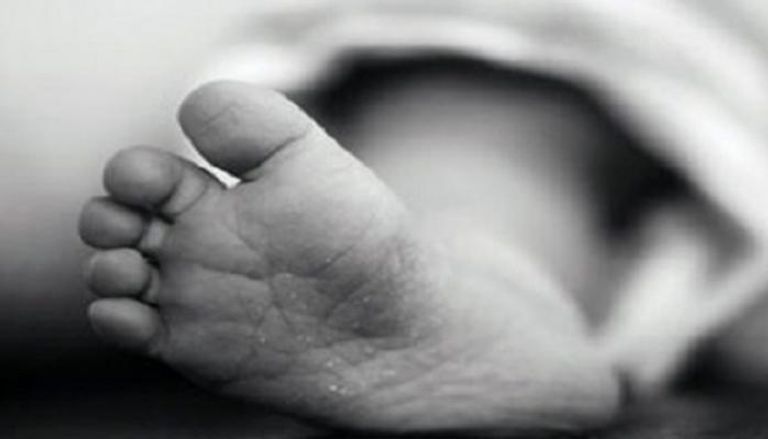 انهال عليها ضربا حتى الموت.. مصري يقتل طفلته بمساعدة والدتها في مصر