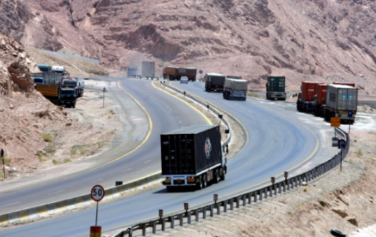 البخيت: 1058 شاحنة تحمل 1100 حاوية عبرت الطريق الصحراوي... من العقبة لعمان