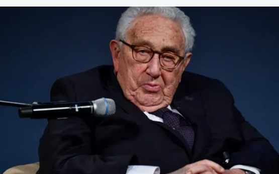 كيسنجر يحذر: تفكيك روسيا سيقود لفوضى نووية