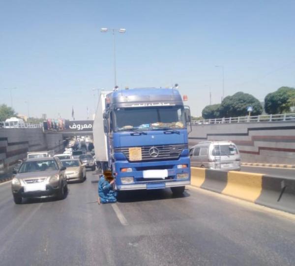 إزدحام مروري خانق إثر تعطل مركبة شحن كبيرة