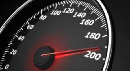 ضبط مركبة على طريق شويعر بسرعة 190 كلم بالساعة