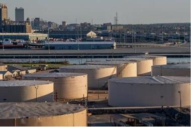 صادرات أميركا من النفط تتجه لتجاوز وارداتها منه في 2023