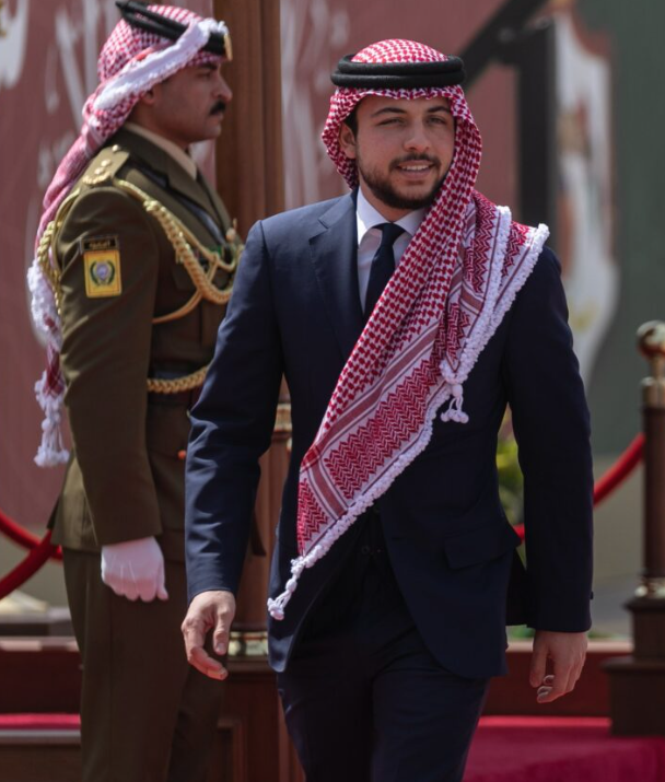 ولي العهد يستقبل رئيس مجلس الوزراء الكويتي لدى وصوله المملكه