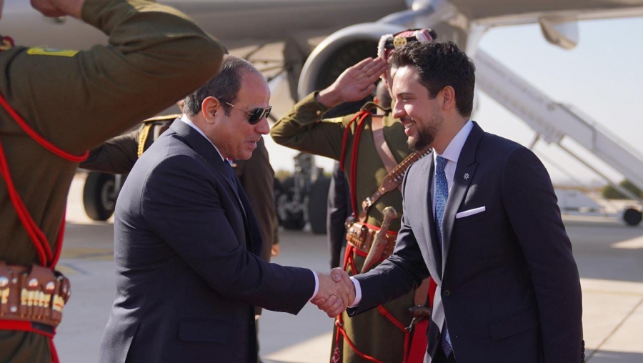 ولي العهد يستقبل الرئيس المصري لدى وصوله المملكة