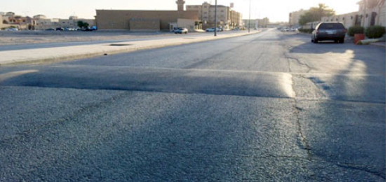 أهالي زي وعلان يشكون من كثافة انتشار المطبات وتضررهم