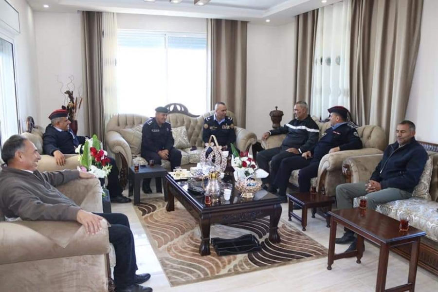 الضباط العاملون  في مدير شرطة الزرقاء يتفقدون  زملائهم مصابي الأمن العام