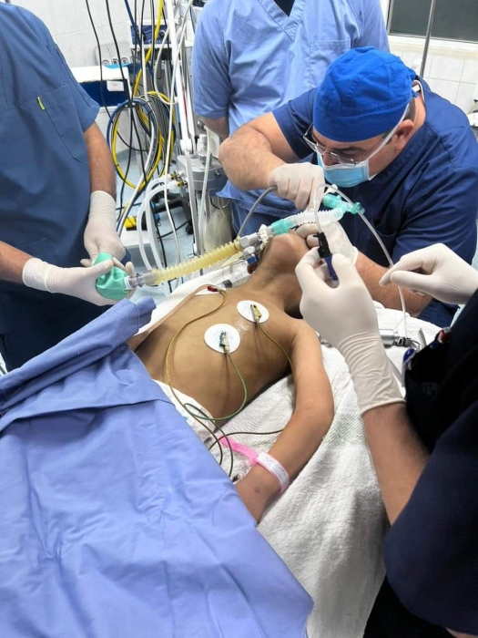 مستشار جراحة الأطفال العقيد الطبيب عامر الابراهيم يستخرج  جسمًا غريبًا من  القصبات الهوائية لطفل يبلغ من العمر 5 أعوام