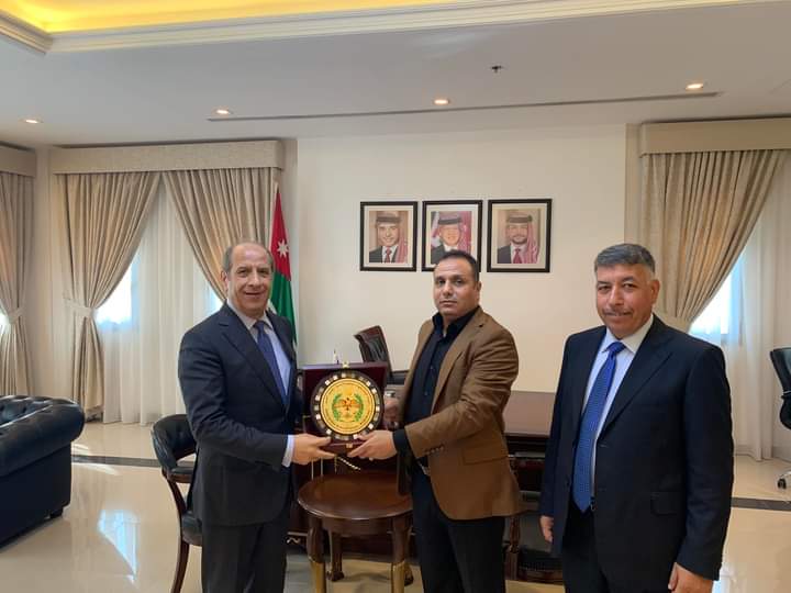 السفير اللوزي في قطر يقيم حفلا تكريميا للملحق العسكري الفواز بمناسبة انتهاء فترة عمله .