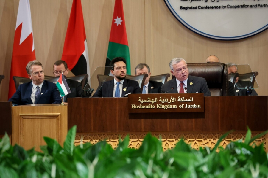 الملك يخاطب ماكرون باللغة الفرنسية في مؤتمر بغداد