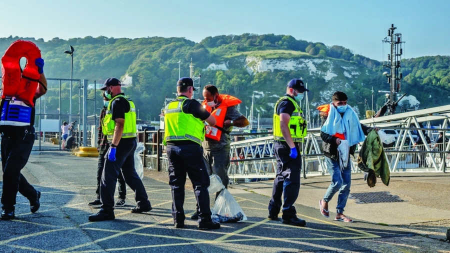 خطة ترحيل لاجئي رواندا تثير جدلاً في بريطانيا