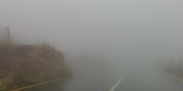 ضباب كثيف في رأس منيف .. والأمن يحذر من تدني مدى الرؤية