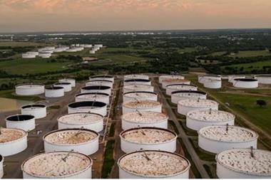 بسبب المخزونات الأميركية.. برنت يستقر عند 80 دولاراً