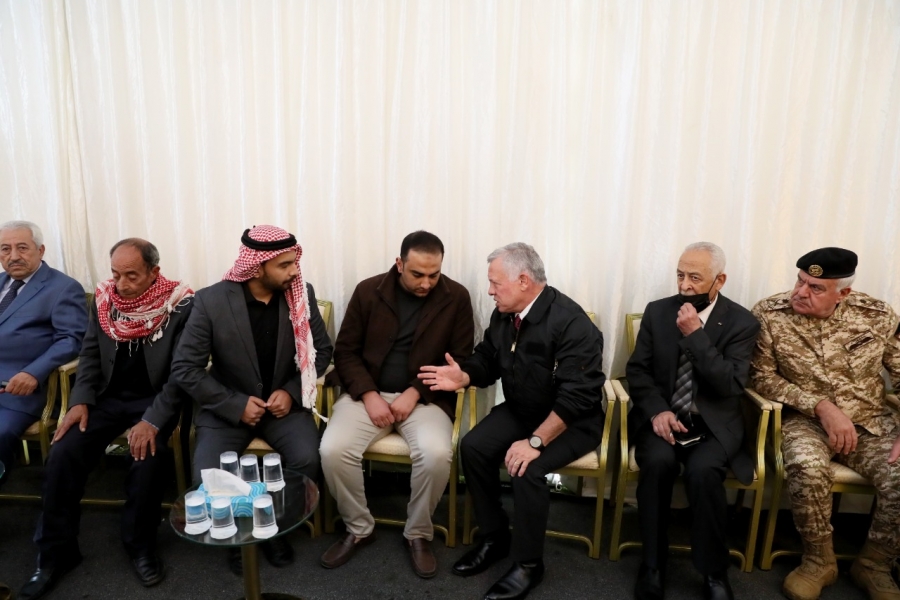 جلالة الملك يقدم واجب العزاء بالشهيد النقيب غيث الرحاحلة...صور