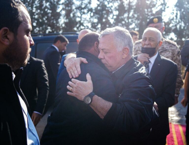 الملك يعزي بالشهيد الملازم ثاني معتز النجادا (صور)