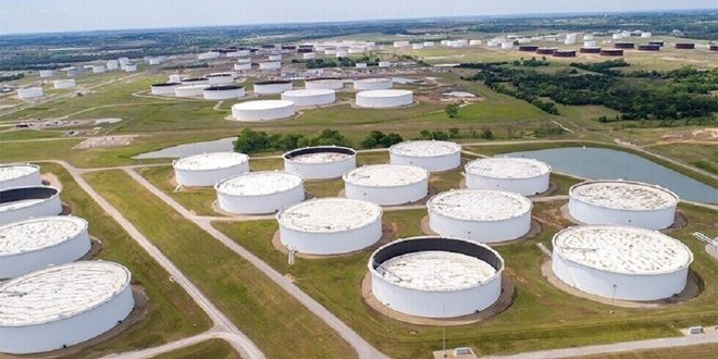 انخفاض مخزونات النفط الخام الأمريكية بشكل حاد