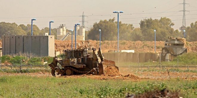 قوات الاحتلال تجرف مساحات من أراضي الفلسطينيين شرق قطاع غزة