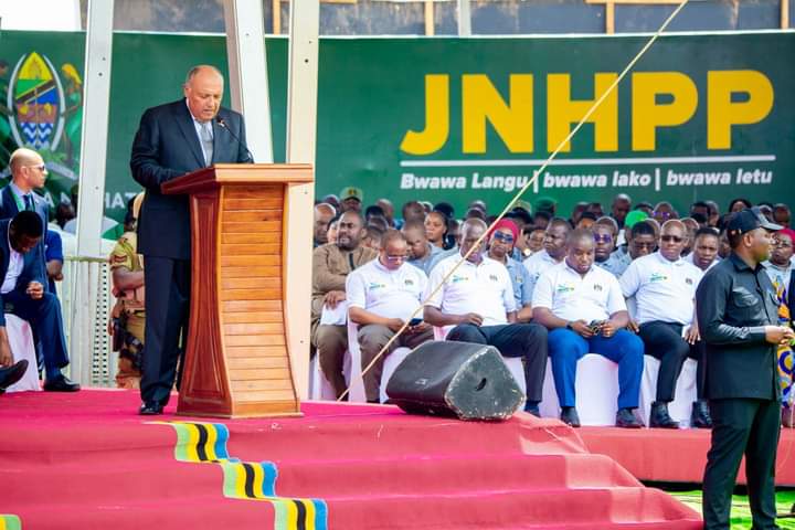 وزير الخارجية  المصري يلقي كلمة مصر خلال احتفالية تدشين ملء بحيرة سد جوليوس نيريري