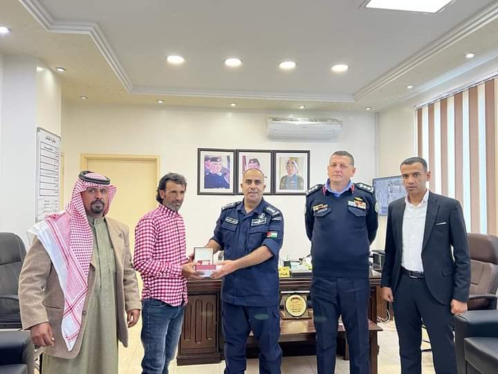 الأمن العام يكرم مواطن لدوره في إنقاذ سائح سقط في جبال البتراء