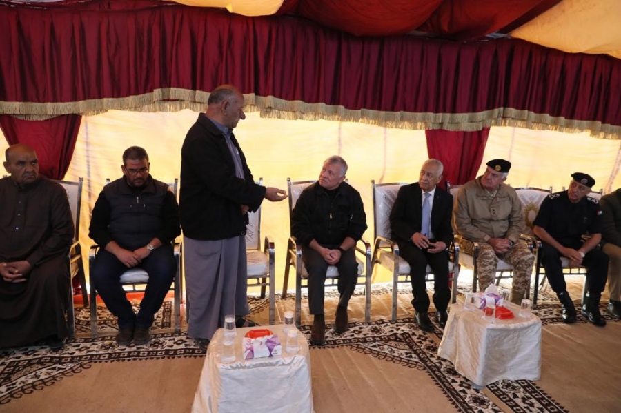 الملك يقدم العزاء بوفاة الشهيد الرقيب ابراهيم الشقارين في  الطفيلة...صور  وفيديو