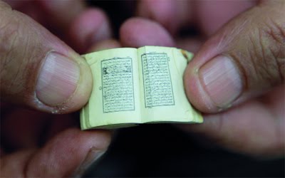 أصغر نسخة من القرآن الكريم  ويقدر عمرها بـ300 عام تقريباً