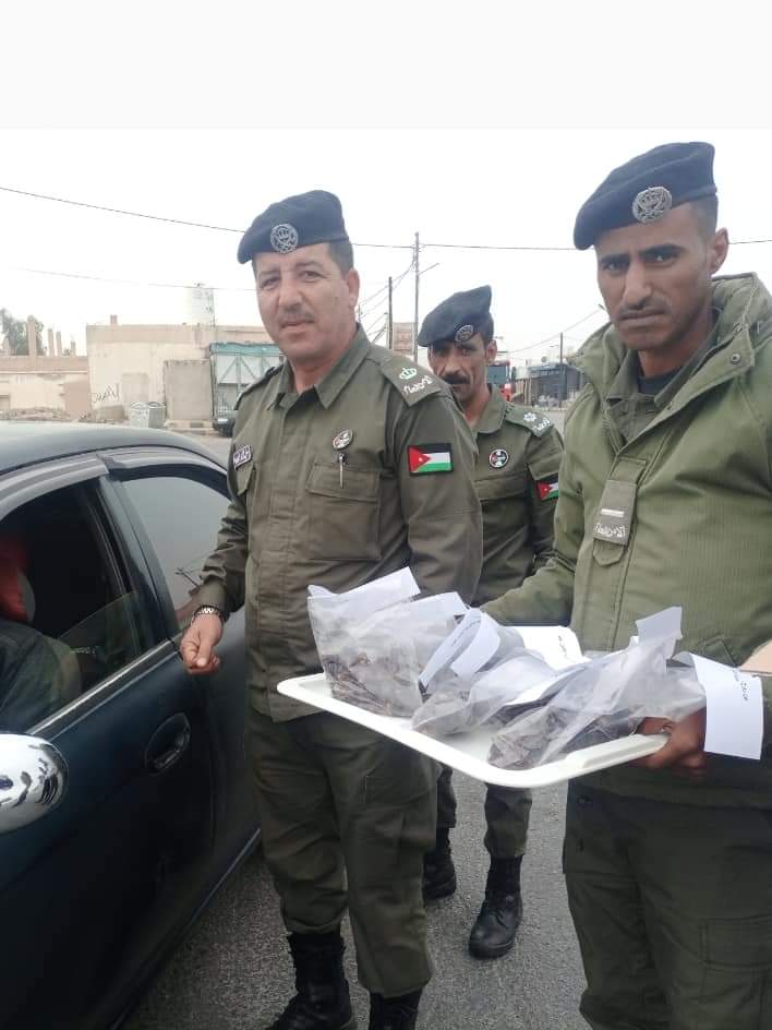 شرطـة الباديـة توزع التمور على المواطنين في الصفـاوي...صور