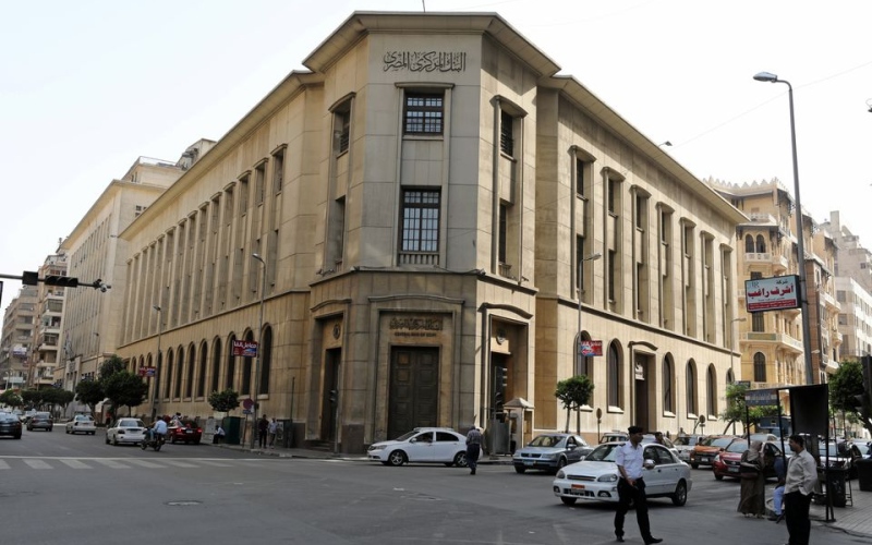 البنك المركزي المصري يقيد استخدام بطاقات السحب خارج مصر لغير المغادرين
